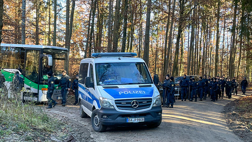 Die Polizei sucht in einem Waldstück nach weiteren Knochen der Vermissten.