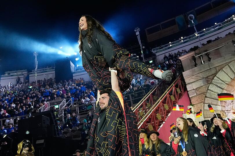 Das Eiskunstlauf-Duo Annika Hocke und Robert Kunkel zeigte eine Hebefigur.