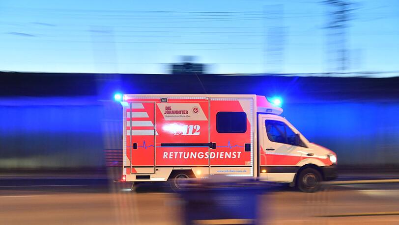Sanit&auml;ter reanimieren den Motorradfahrer und bringen ihn in eine Klinik. (Symbolbild)