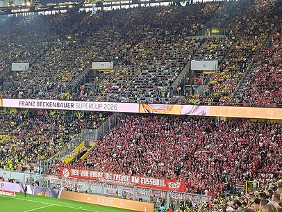 Entrollten vor dem Supercup gegen Borussia Dortmund ein Banner: Die Fans des FC Bayern. Entrollten vor dem Supercup gegen Borussia Dortmund ein Banner: Die Fans des FC Bayern.