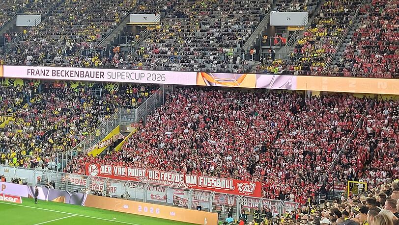 Entrollten vor dem Supercup gegen Borussia Dortmund ein Banner: Die Fans des FC Bayern. Entrollten vor dem Supercup gegen Borussia Dortmund ein Banner: Die Fans des FC Bayern.