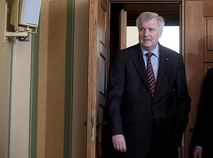 Horst Seehofer am Mittwoch im Landtag auf dem Weg zur Pressekonferenz.