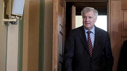 Horst Seehofer am Mittwoch im Landtag auf dem Weg zur Pressekonferenz.