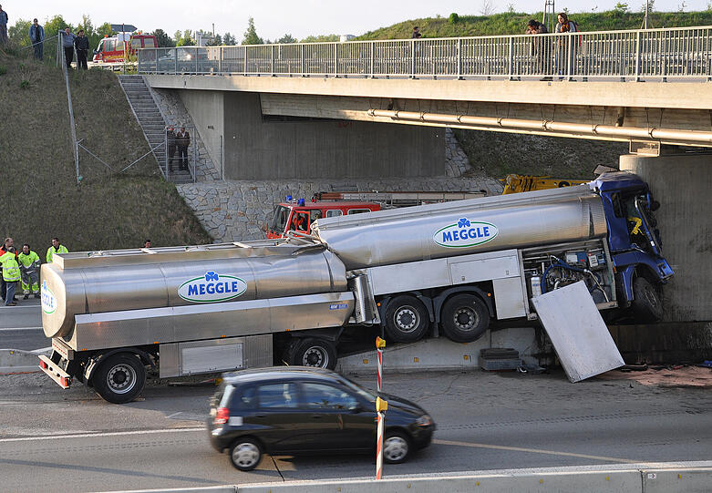 Ein Milch-Laster kracht bei Ampfing gegen einen Brückenpfeiler aus Beton.
