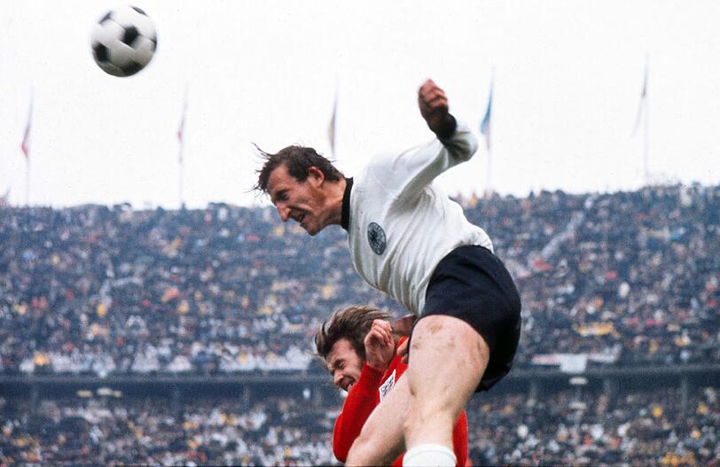 Der Turm in der Schlacht von Wembley: Georg &bdquo;Katsche&ldquo; Schwarzenbeck im Zweikampf mit dem Engländer Rodney Marsh.