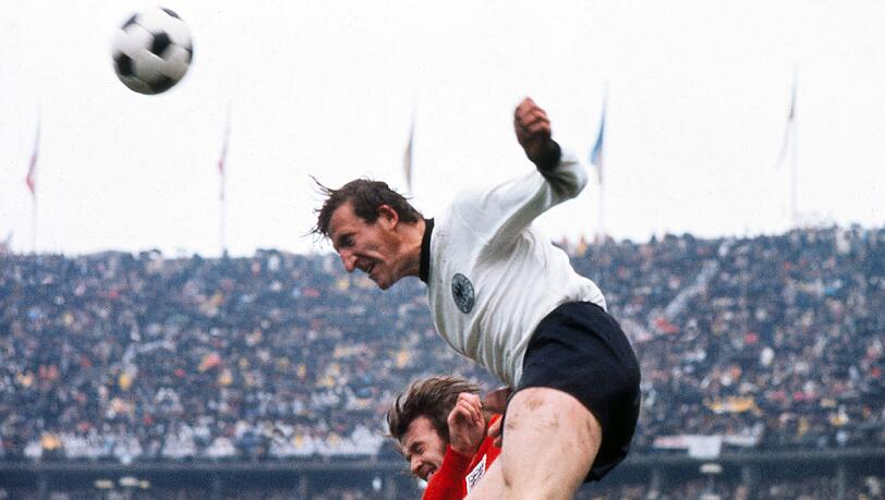 Der Turm in der Schlacht von Wembley: Georg „Katsche“ Schwarzenbeck im Zweikampf mit dem Engländer Rodney Marsh. Der Turm in der Schlacht von Wembley: Georg „Katsche“ Schwarzenbeck im Zweikampf mit dem Engländer Rodney Marsh.