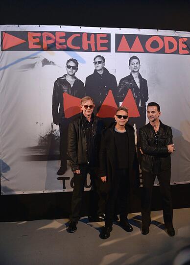 31- Jahre zusammen und immer noch hochexplosiv. Die Band Depeche Mode, die mit ihrem Synthie-Pop die Musik nachhaltig geprägt haben, kommt im Juni nach München. Die Bilder von vergangenen Konzerten und Aktionen.