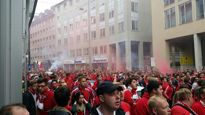 Derby-Stimmung in München: Unter Beobachtung der Polizei versammelten sich die Bayernfans am Vormittag im Tal. Vor dem Grünwalder Stadion kamen die Löwenfans dazu. Rund Tausend Polizisten sind im Einsatz.