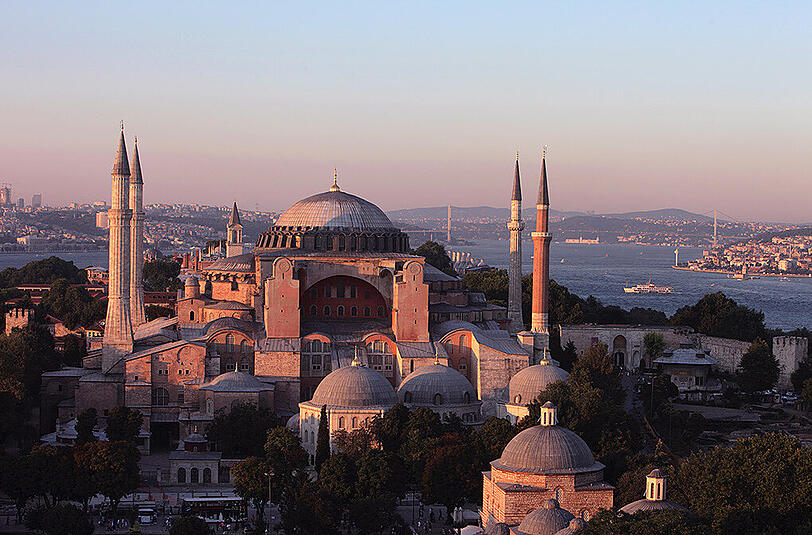 Im Bereich der weltberühmten Hagia Sophia ist es am Dienstagmorgen zu einer Explosion mit mehreren Toten gekommen.