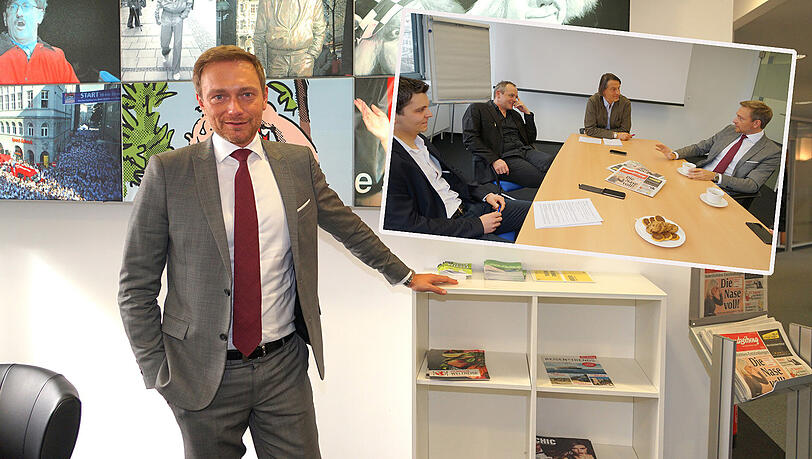 Redaktionsbesuch: FDP-Chef Christian Lindner vor den
AZ-Leuchtkästen. Rechts: Lindner (r.) im Gespräch mit AZ-Chefredakteur Michael Schilling (2.v.l.) und den Redakteuren Otto Zellmer (l.) und Clemens Hagen Redaktionsbesuch: FDP-Chef Christian Lindner vor den
AZ-Leuchtkästen. Rechts: Lindner (r.) im Gespräch mit AZ-Chefredakteur Michael Schilling (2.v.l.) und den Redakteuren Otto Zellmer (l.) und Clemens Hagen