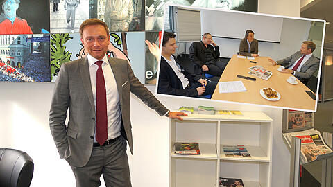 Redaktionsbesuch: FDP-Chef Christian Lindner vor den
AZ-Leuchtkästen. Rechts: Lindner (r.) im Gespräch mit AZ-Chefredakteur Michael Schilling (2.v.l.) und den Redakteuren Otto Zellmer (l.) und Clemens Hagen