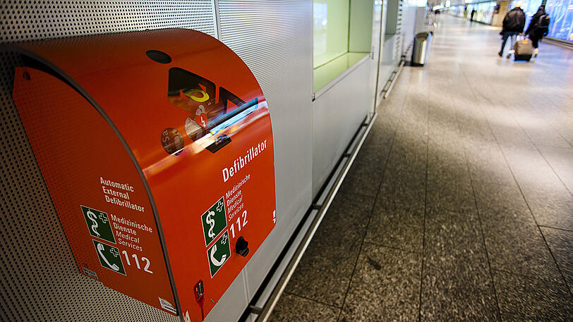 Automatisierte externe Defibrillatoren (AED) sind beispielsweise in öffentlichen Gebäuden oder U- und S-Bahnstationen zu finden.