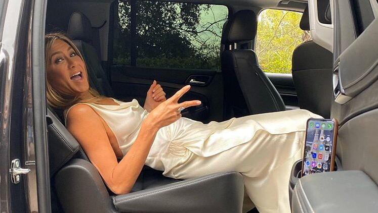 Um ihr Kleid faltenfrei zu halten, fuhr Jennifer Aniston im Liegen zu den SAG Awards. Um ihr Kleid faltenfrei zu halten, fuhr Jennifer Aniston im Liegen zu den SAG Awards.