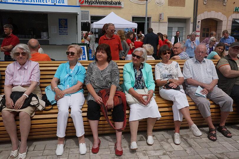 Gemütliches Sitzen auf den neuen Bänken. Jetzt ist es endlich schön am Harras.