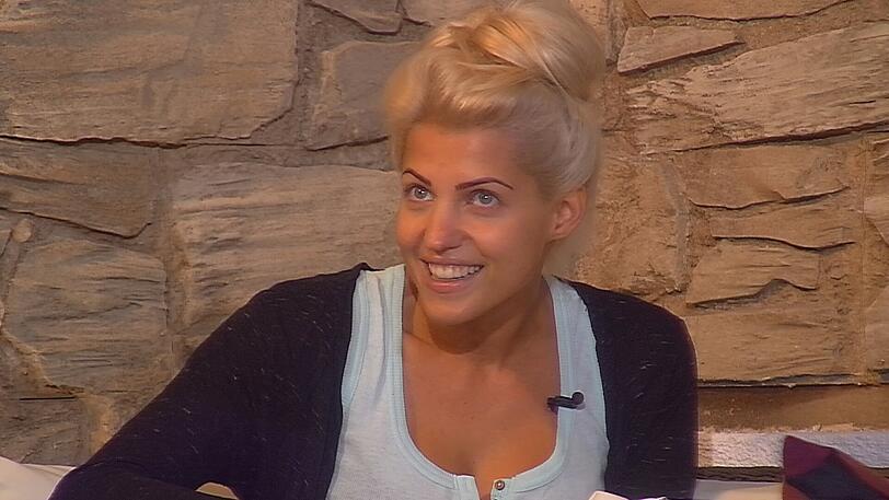 Sara Nowak ist endlich im Luxus-Bereich und freut sich über die Annehmlichkeiten.