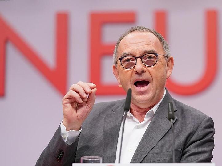 SPD-Chef Norbert Walter-Borjans fordert eine Ausweitung der geplanten Grundrente über den Koalitionskompromiss hinaus.