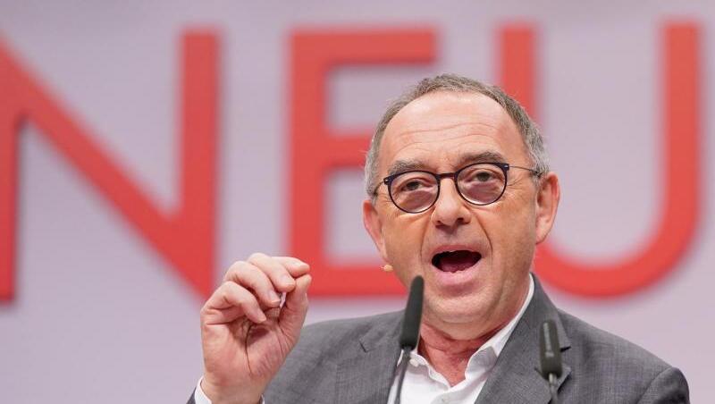 SPD-Chef Norbert Walter-Borjans fordert eine Ausweitung der geplanten Grundrente über den Koalitionskompromiss hinaus. SPD-Chef Norbert Walter-Borjans fordert eine Ausweitung der geplanten Grundrente über den Koalitionskompromiss hinaus.
