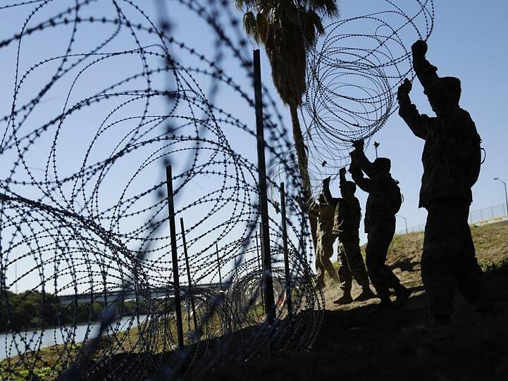Mitglieder des US-Militärs installieren in Laredo, Texas, Stacheldraht am Ufer des Rio Grande. Foot: Eric Gay/AP