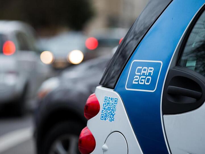 Ein Smart des Carsharing-Unternehmens Car2go steht am Straßenrand. Foto: Rolf Vennenbernd/Archiv