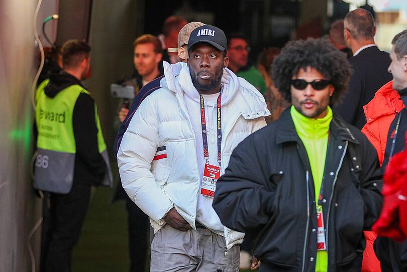 Das Mega-Event in ihrem eigenen Wohnzimmer ließen sich auch zahlreiche Bayern-Stars nicht entgehen. Hier Serge Gnabry und Alphonso Davies