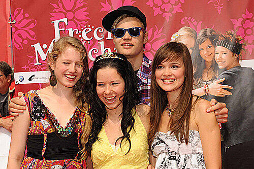 Umringt: Wilson Gonzalez Ochsenknecht mit den Darstellerinnen Henriette Nagel, Selina Shirin Müller und Emilia Schüle (v.l.).