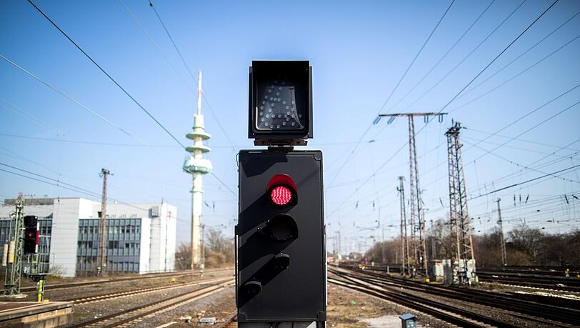 Eine Ampel steht auf rot vor den Gleisen am Hauptbahnhof in Richtung Essen.