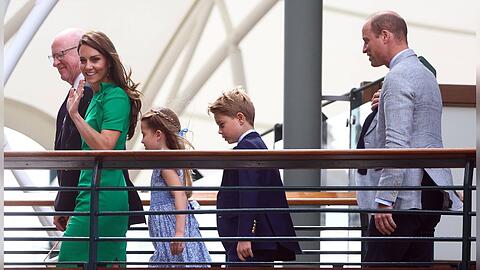 Prinz William und Prinzessin Kate erreichen mit ihren Kindern Prinzessin Charlotte und Prinz George das Wimbledon-Gelände.
