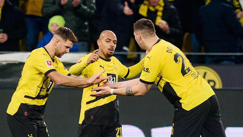 Donyell Malen (M) erzielte zwei Treffer für Borussia Dortmund.