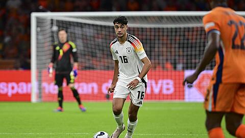 Beim FC Bayern Stammspieler - und bald auch im Nationalteam? Aleksandar Pavlovic.