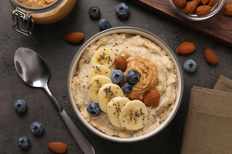 Haferflocken lassen den Blutzucker ansteigen - besonders stark, wenn sie fein gemahlen sind und mit Honig, Rosinen oder Banane kombiniert werden. Um das auszugleichen, sollten Sie Ihrem Porridge eine Portion Eiwei&szlig; hinzuf&uuml;gen. Gut geeignet sind N&uuml;sse, Samen, Kerne oder griechischer Joghurt mit hohem Fettgehalt. Alternativ bringt auch ein L&ouml;ffel Nussmus eine extra Portion Eiwei&szlig; und macht das Fr&uuml;hst&uuml;ck ausgewogener.