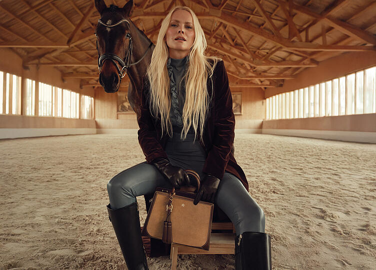 Sie ist das Gesicht der Herbst-/Winter-Kollektion des M&uuml;nchner Luxustaschen-Labels Aigner: Top-Model Franziska Knuppe im April beim Shooting mit Model-Partner Sandero und der ikonischen Cybill-Brida-Handtasche (1600 Euro) auf Schloss Amerang.