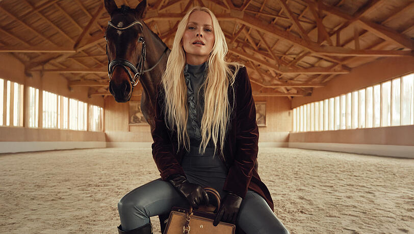 Sie ist das Gesicht der Herbst-/Winter-Kollektion des Münchner Luxustaschen-Labels Aigner: Top-Model Franziska Knuppe im April beim Shooting mit Model-Partner Sandero und der ikonischen Cybill-Brida-Handtasche (1600 Euro) auf Schloss Amerang. Sie ist das Gesicht der Herbst-/Winter-Kollektion des Münchner Luxustaschen-Labels Aigner: Top-Model Franziska Knuppe im April beim Shooting mit Model-Partner Sandero und der ikonischen Cybill-Brida-Handtasche (1600 Euro) auf Schloss Amerang.