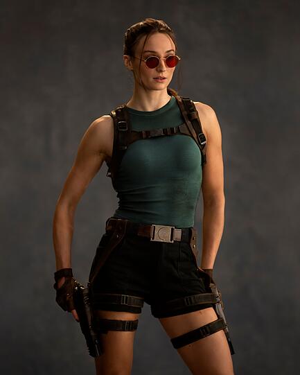 Das erste offizielle Foto von Sophie Turner im typischen Lara Croft-Look sorgte im Netz f&uuml;r gemischte Reaktionen.