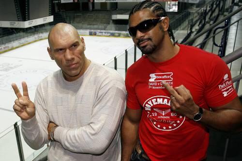 Provoziert immer: Herausforderer David Haye (r.) zeigt den Stinkefinger, Weltmeister Walujew gibt sich siegessicher.
