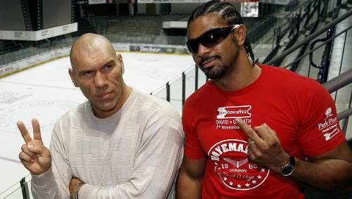 Provoziert immer: Herausforderer David Haye (r.) zeigt den Stinkefinger, Weltmeister Walujew gibt sich siegessicher. Provoziert immer: Herausforderer David Haye (r.) zeigt den Stinkefinger, Weltmeister Walujew gibt sich siegessicher.