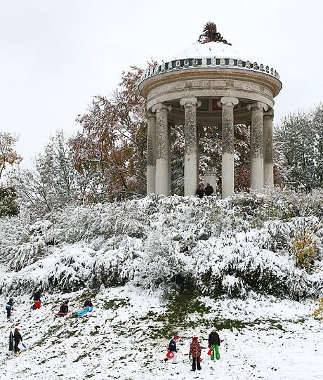 Der eingeschneite Monopteros im Englichen Garten: Seit der nacht zum Sonntag ist München eine verschneite Winterwelt.