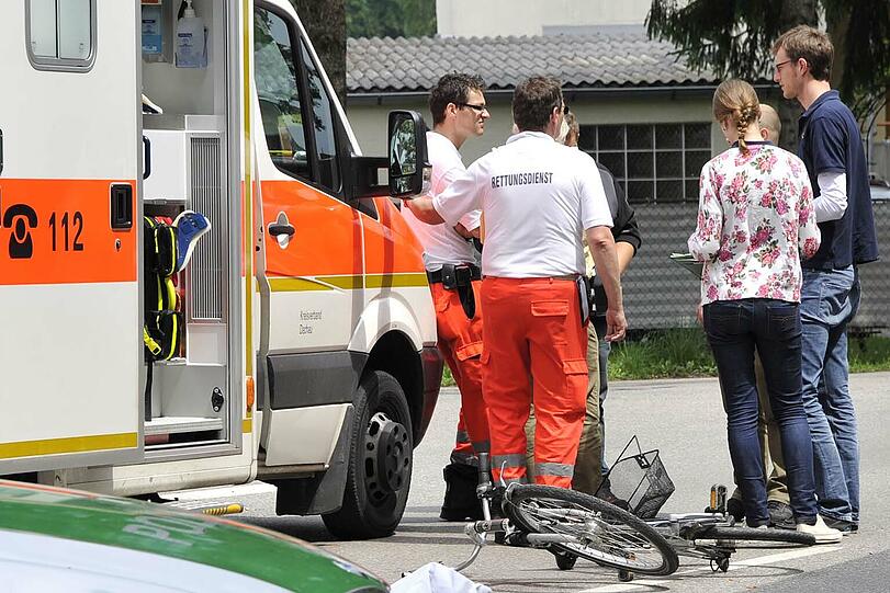 Das Fahrrad liegt auf dem Boden: Ein dramatischer Unfall hat sich auf der Staatsstraße in Richtung Dachau ereignet. Ein Lkw hat eine Radlerin erfasst. Die Frau konnte nicht mehr reanmiert werden.