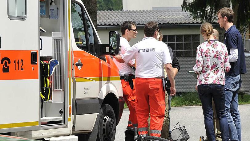 Das Fahrrad liegt auf dem Boden: Ein dramatischer Unfall hat sich auf der Staatsstraße in Richtung Dachau ereignet. Ein Lkw hat eine Radlerin erfasst. Die Frau konnte nicht mehr reanmiert werden.