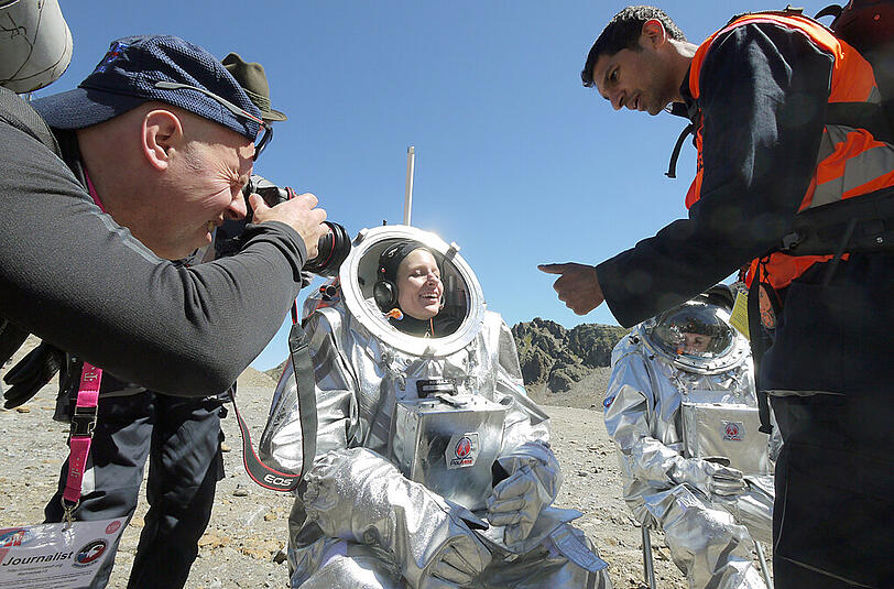 Die beiden Analog-Astronauten, Carmen Köhler aus Berlin (l) und der Spanier Inigo Munoz Elorza (verdeckt), sprechen mit Helfern über ihre ersten Einsatz bei der Mars-Simulation Amadee-15.