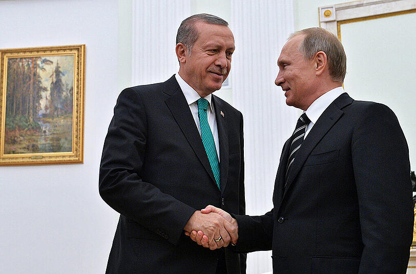 Russlands Präsident Wladimir Putin (r.) fand in seiner Rede an die Nation vor allem harte Worte gegen die Türkei und Präsident Erdogan.