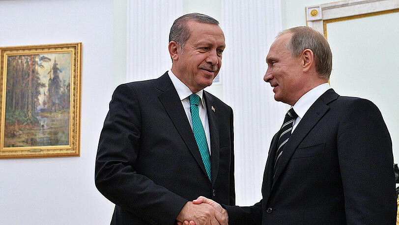 Russlands Präsident Wladimir Putin (r.) fand in seiner Rede an die Nation vor allem harte Worte gegen die Türkei und Präsident Erdogan. Russlands Präsident Wladimir Putin (r.) fand in seiner Rede an die Nation vor allem harte Worte gegen die Türkei und Präsident Erdogan.