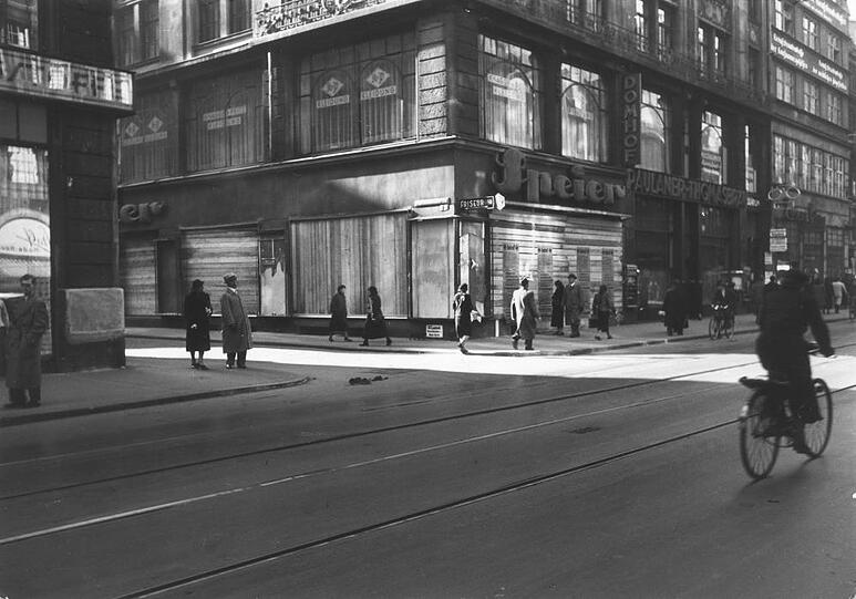 Die Schaufenster des Schuhwaren-Geschäfts Speier (Kaufingerstraße 15) wurden vernagelt.