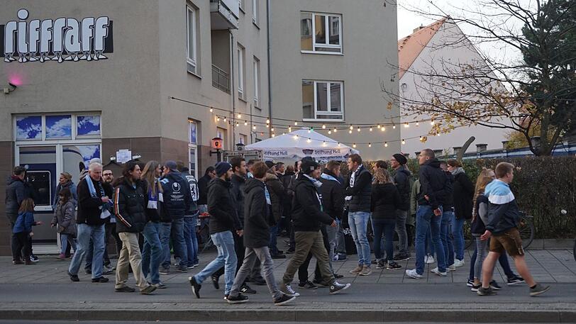 Die Löwen-Fans schwören sich friedlich auf das Derby gegen den ungeliebten Lokalrivalen ein.