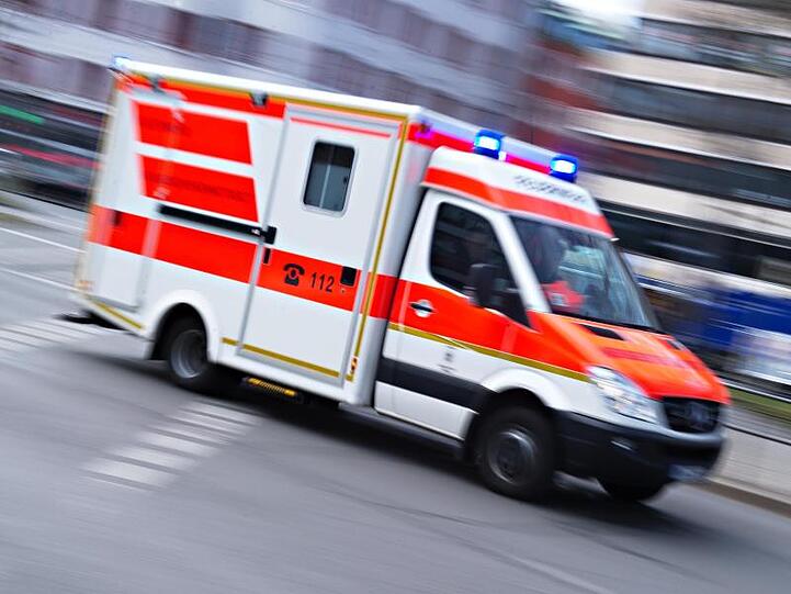 Ein Rettungswagen im Einsatz. Foto: Nicolas Armer/dpa