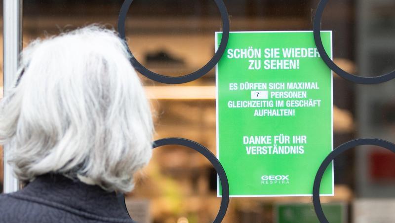 Ein Hinweisschild in Stuttgart weist auf die bislang gültigen Zutrittsbeschränkungen in einem Geschäft hin. Ein Hinweisschild in Stuttgart weist auf die bislang gültigen Zutrittsbeschränkungen in einem Geschäft hin.