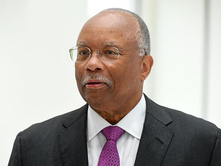 Aufgabe des früheren US-Staatssekretärs Larry Thompson und seines rund 60-köpfigen Teams ist es, Volkswagen drei Jahre lang auf die Finger zu schauen, damit sich kriminelles Verhalten wie im Abgasskandal nicht wiederholt.