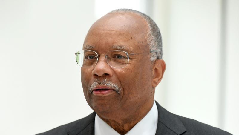 Aufgabe des früheren US-Staatssekretärs Larry Thompson und seines rund 60-köpfigen Teams ist es, Volkswagen drei Jahre lang auf die Finger zu schauen, damit sich kriminelles Verhalten wie im Abgasskandal nicht wiederholt. Aufgabe des früheren US-Staatssekretärs Larry Thompson und seines rund 60-köpfigen Teams ist es, Volkswagen drei Jahre lang auf die Finger zu schauen, damit sich kriminelles Verhalten wie im Abgasskandal nicht wiederholt.