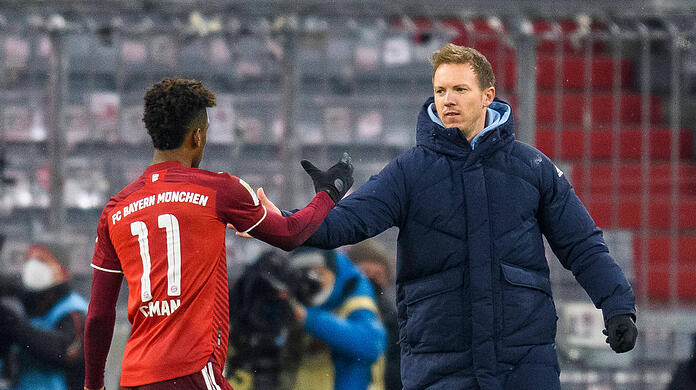 Bayern-Coach Julian Nagelsmann (r.) mit Kingsley Coman.