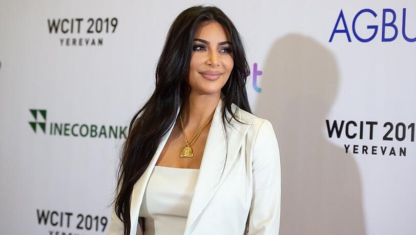 Kim Kardashian auf dem roten Teppich.
