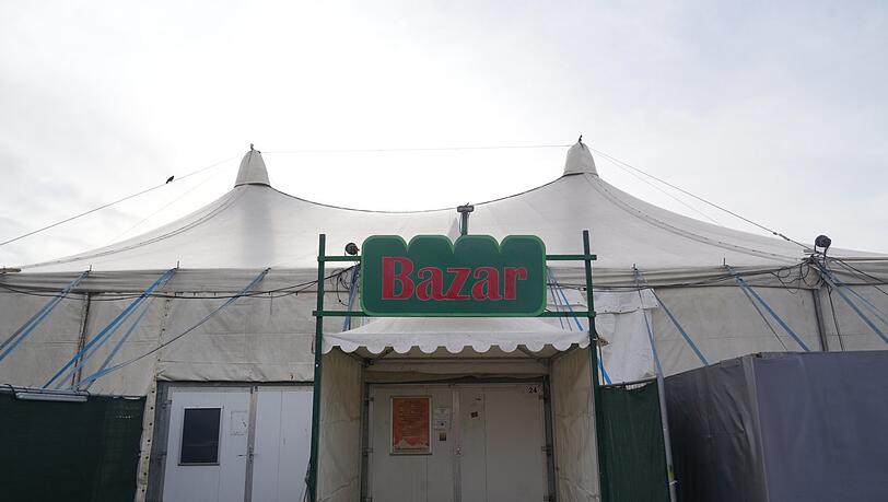 Das größte Zelt auf dem Wintertollwood-Gelände: das Bazar-Zelt. Das größte Zelt auf dem Wintertollwood-Gelände: das Bazar-Zelt.